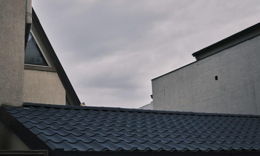 the-benefits-of-upgrading-an-aging-roof-for-energy-efficiency-and-weather-protection